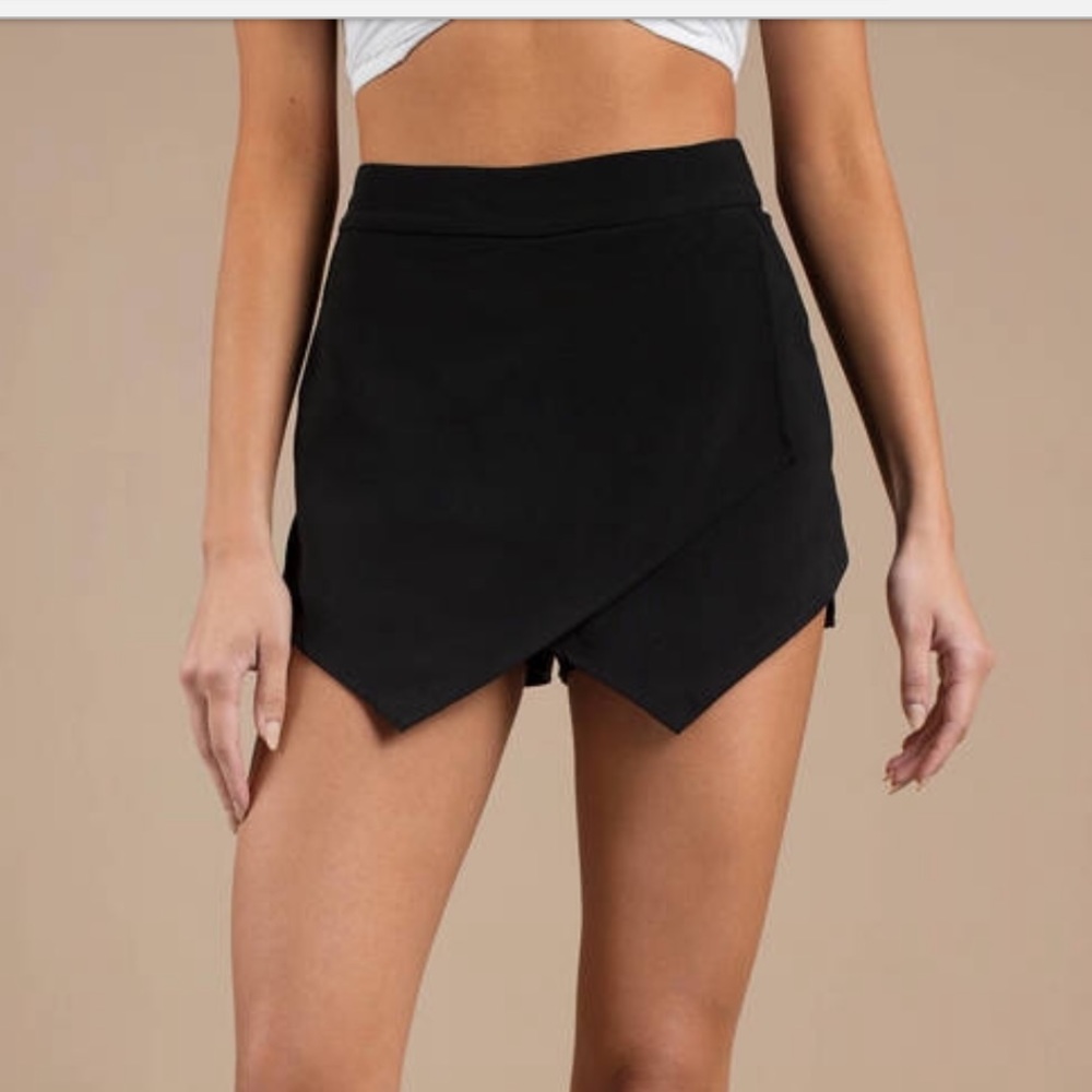 Bebe black envelope skort